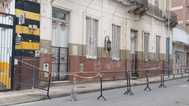 Corte total de calle Mendoza: la demolición del edificio lindero aceleró el deterioro del ex Hotel La Vasca