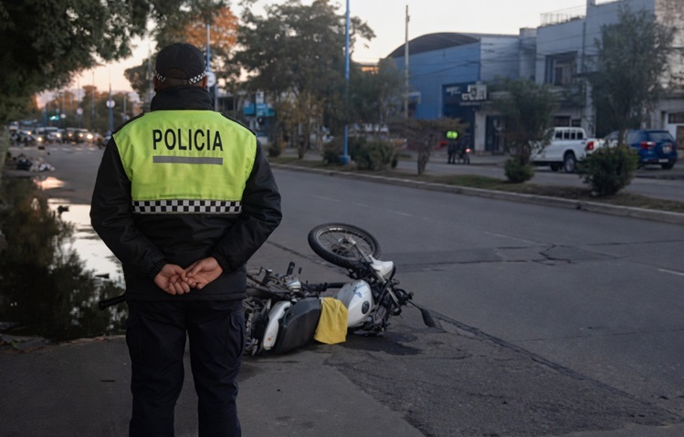 Un motociclista muere tras ser embestido por una camioneta en avenida Gobernador del Campo