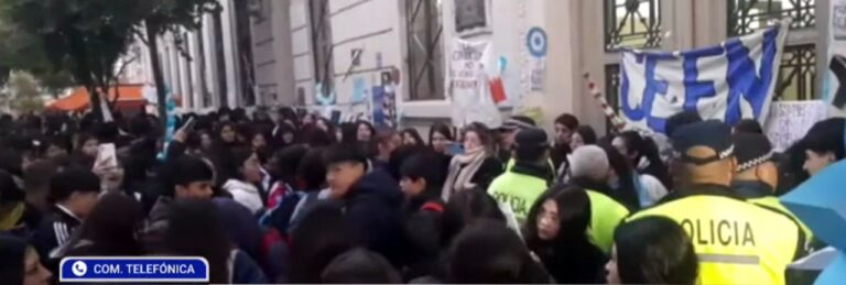 Estudiantes de la Escuela Normal “Juan Bautista Alberdi” realizan sentada y exigen mejoras educativas en medio de tensión por presencia policial
