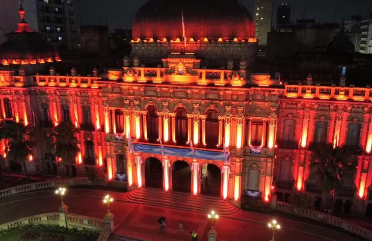 Casa de Gobierno se iluminó de naranja en adhesión al Día Mundial de la Esclerosis Múltiple