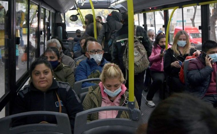 Se recomienda el uso de barbijo en el transporte público en Tucumán: aumento de casos de gripe