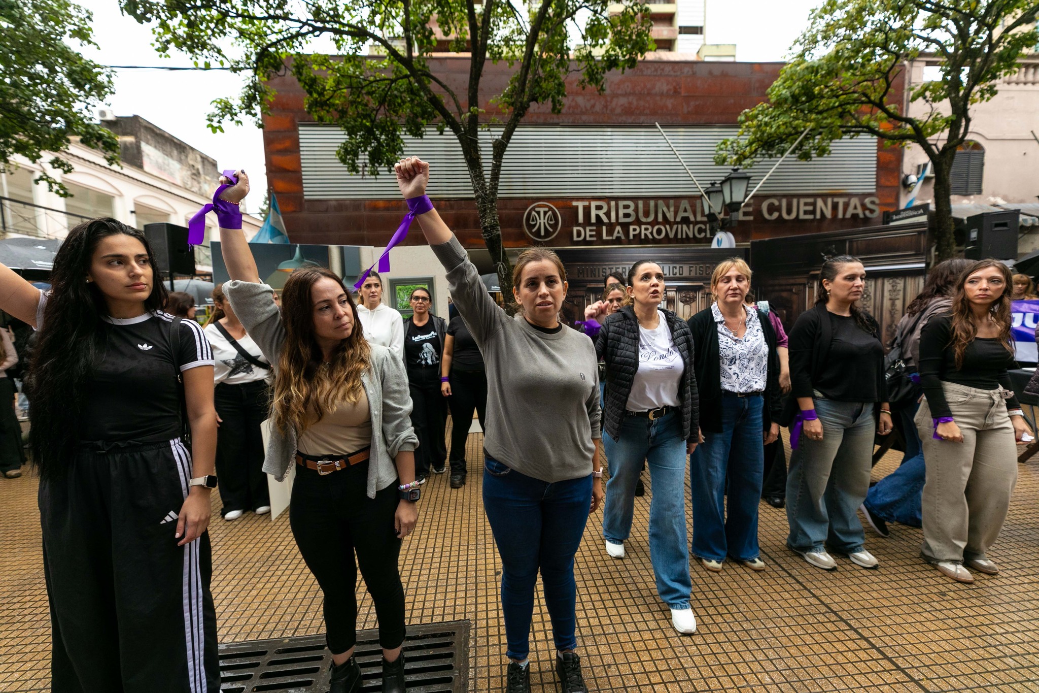 Empleadas de la Caja Popular movilizadas por Cisneros para escrachar al Tribunal de Cuentas.