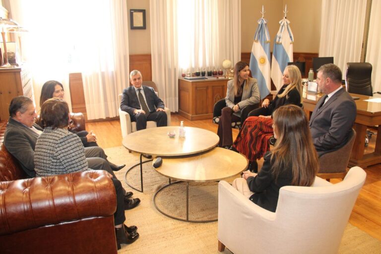 La nueva red de jueces, fiscales y defensores, enfrentada a la AMT, fue recibida por la Corte Suprema