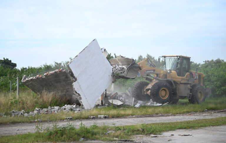 El Gobierno demolió construcciones en tierras fiscales usurpadas de la ribera del Río Salí