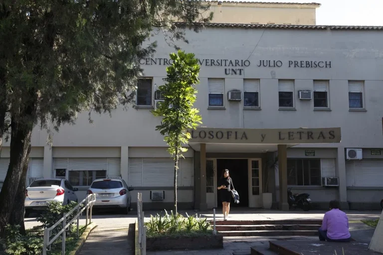 Asambleas y tensiones: Filosofía y Letras enfrenta un intenso debate tras denuncias de acoso y violencia de género