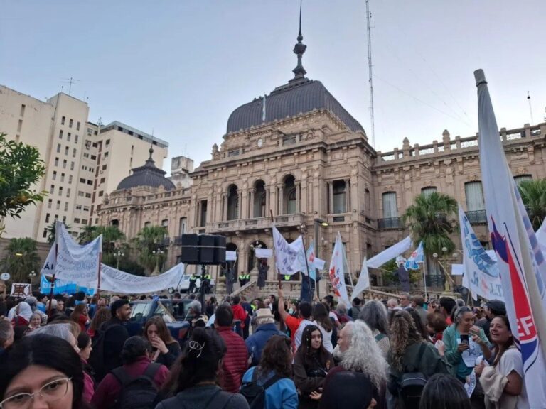 Multitudinaria marcha federal universitaria exige el cumplimiento de la Ley de Financiamiento y cuestiona el acatamiento de fallos judiciales