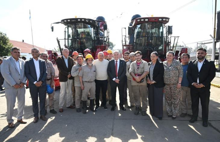 El gobernador junto a trabajadores del Ingenio Corona.
