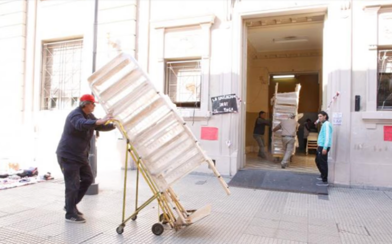 Escuela Normal: Educación entregó mobiliario y avanza en la renovación del histórico edificio