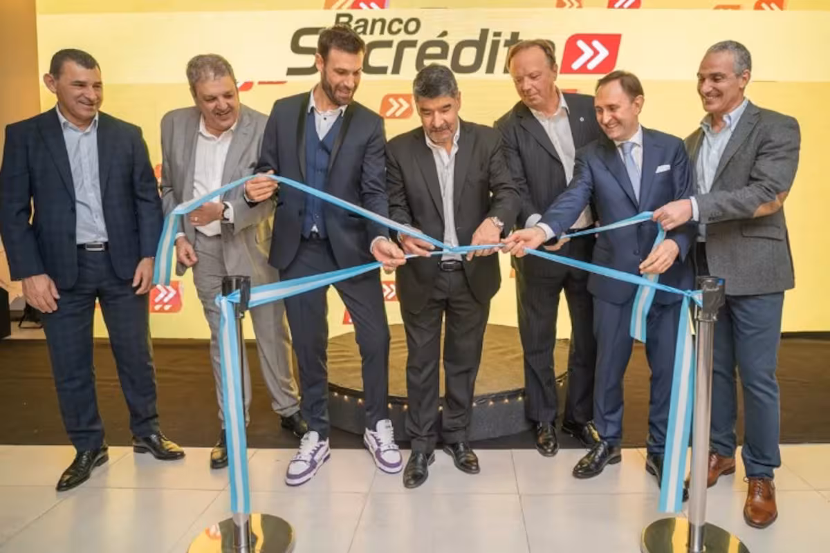 Inauguración de una sucursal de Sucrédito, en la que coincidieron Jorge Blanco, Juan Napoli y Elías Piccirillo, junto al vicegobernador Acevedo. (La Nación)