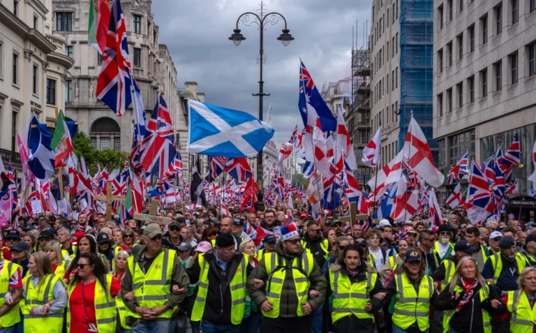 Dos marchas opuestas pusieron en evidencia la polarización extrema que se vive en el Reino Unido
