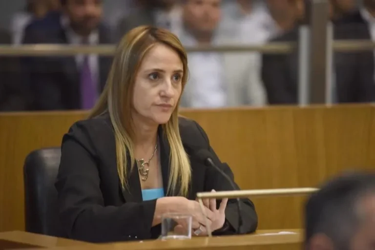 La Concejal del alfarismo, Ana González, denuncia a cinco secretarios municipales por presuntas contrataciones directas irregulares por $2.700 millones