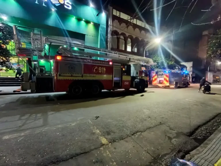 Los bomberos lograron sofocar a tiempo el fuego en la cocina de la Sociedad Sirio Libanesa
