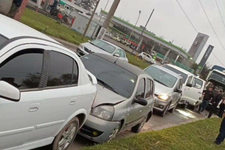 Frenazo en ruta 302 provoca accidente múltiple y daños materiales en Banda del Río Salí
