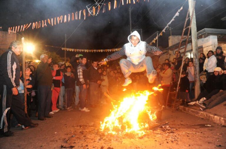 Renace la tradición: la multitudinaria Noche de San Juan que enciende la fe y la cultura en Tucumán
