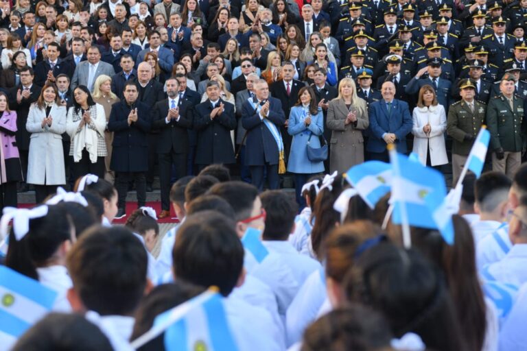 Jaldo tomó la promesa a la Bandera a más de 3.000 tucumanos