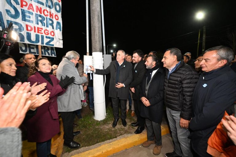 Jaldo inauguró obras de pavimentación, alumbrado y renovación de Plaza Islas Malvinas en Monteros  Cuerpo de la nota:
