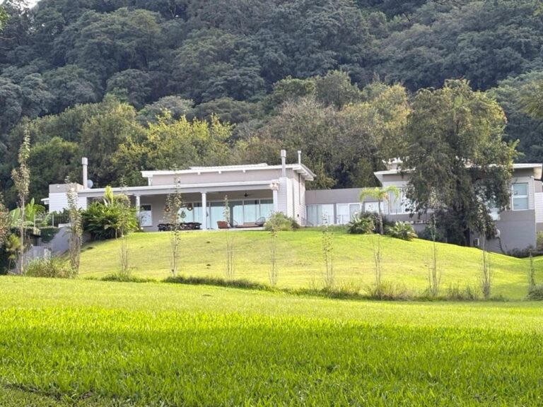 Un medio de la Asociación Bancaria denunció que la intendenta de Graneros compró una millonaria casa