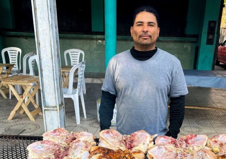 Ejemplo de vocación: Jesús Hoyos lanza la venta pollo a la parrilla para sostener su actividad como comunicador