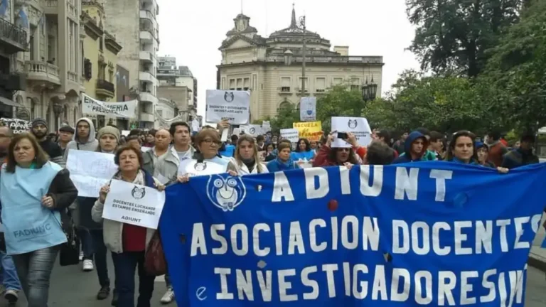 ADIUNT impulsa un paro de cinco días, amenazando con afectar el segundo cuatrimestre en la UNT