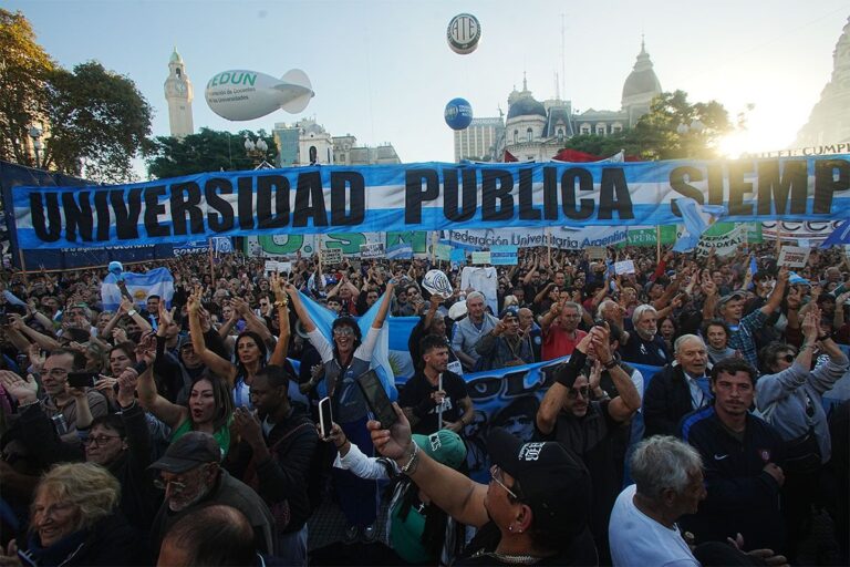 Gobierno ofrece aumento salarial del 24% a universidades a cambio del retiro de una demanda judicial