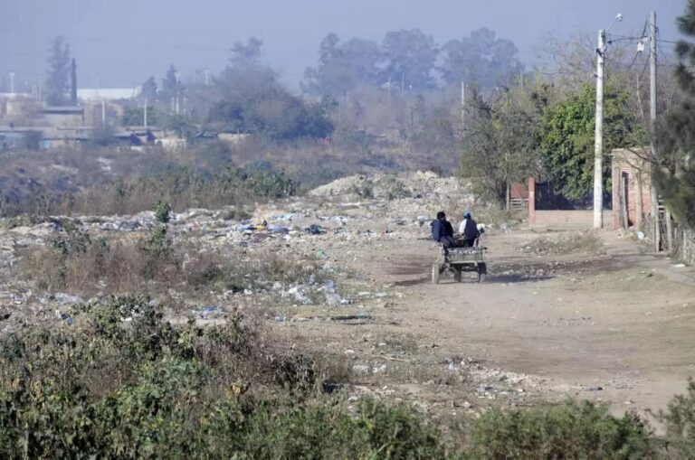 Más de 250.000 hogares en Tucumán tienen un padre o madre sin secundario completo, revela estudio de pobreza estructural