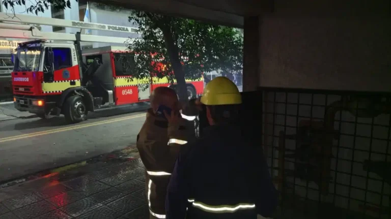 Explosión en un edificio del microcentro: la onda expansiva destruyó paredes y la evacuación demandó varias horas