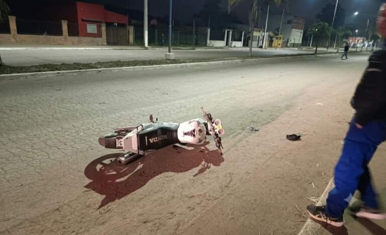 Siniestro vial en Cruz Alta: un motociclista murió en La Florida tras perder el control de su vehículo y caer sobre el asfalto