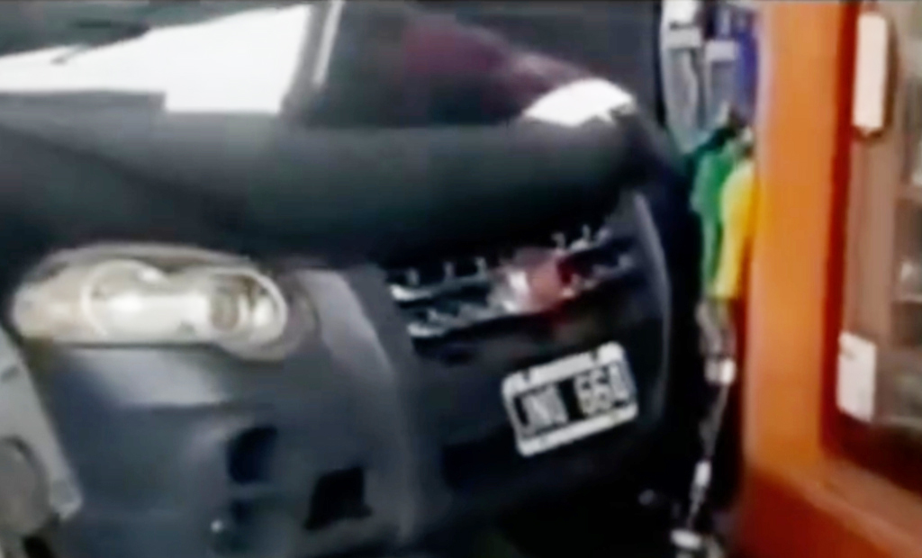 Susto en avenida Belgrano y Bulnes: una camioneta perdió el control y chocó contra un surtidor de