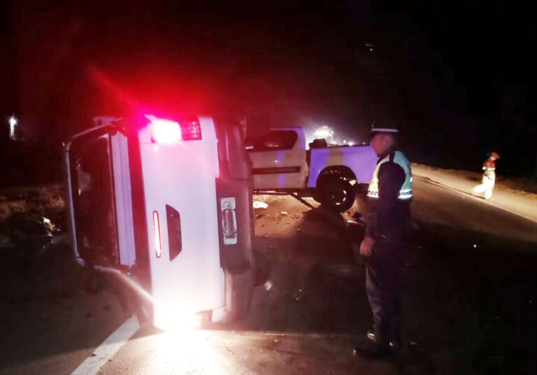 Ruta 157: una Toyota Hilux volcó tras colisionar de frente contra otro vehículo a la altura de Atahona