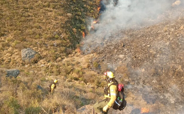 Alerta en el Aconquija: bomberos contienen el incendio forestal en el límite entre Tucumán y Catamarca, pero temen reactivaciones por el viento