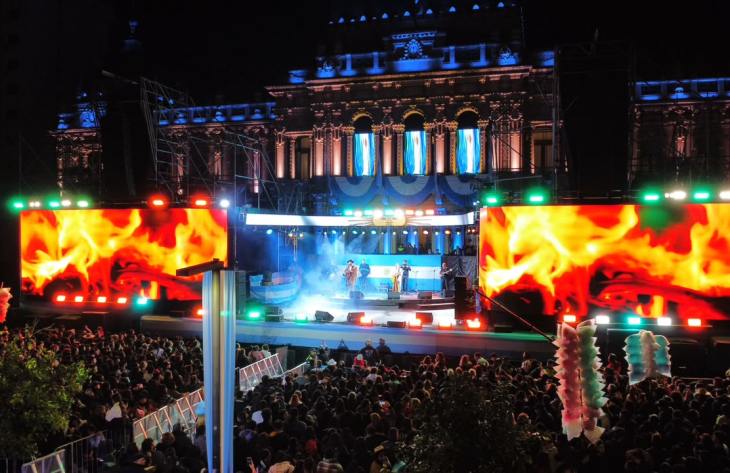 Fervor popular en la vigilia: más de 60.000 personas colmaron la Plaza Independencia en los festejos oficiales por el 9 de Julio