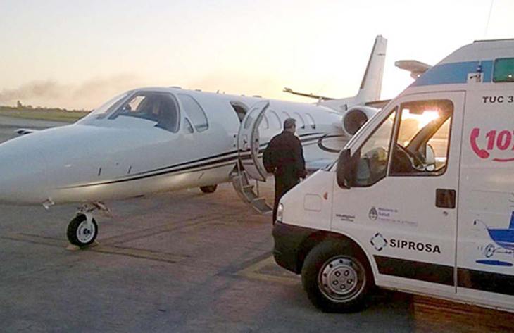 Evacuación sanitaria: un vuelo oficial de la provincia trasladó a un tucumano de 91 años desde Córdoba para continuar su tratamiento