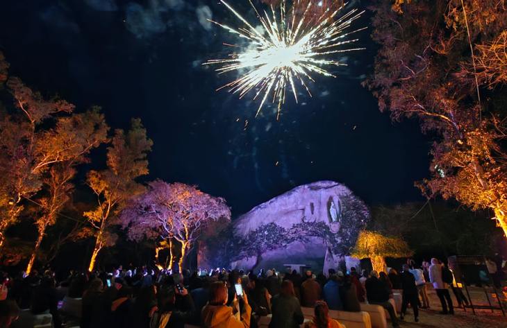 San Pedro de Colalao suma un nuevo atractivo: fe, tecnología y horarios confirmados para el show de la Gruta de Lourdes