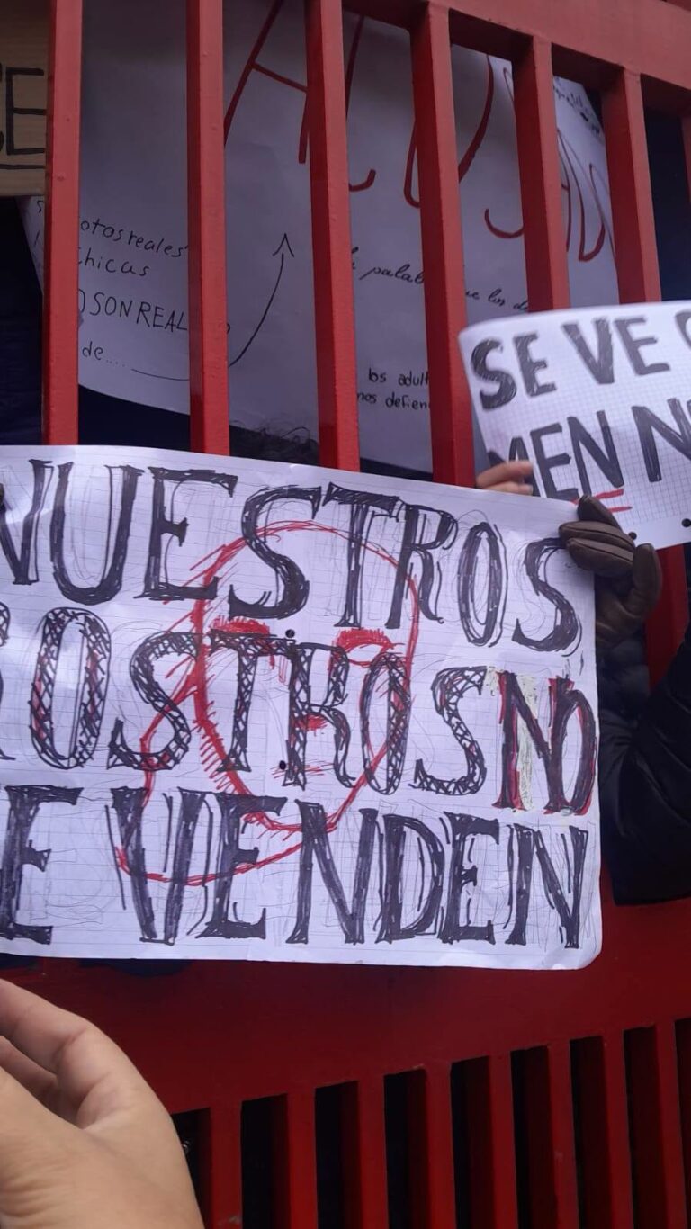 Creciente tensión en el Instituto Pellegrini: estudiantes protestan y denuncian que las autoridades «no tomaron en serio» los casos de fotos con IA