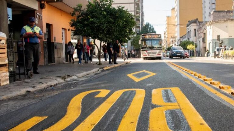 El microcentro a paso de hombre: los carriles exclusivos cumplen un año entre quejas y demoras