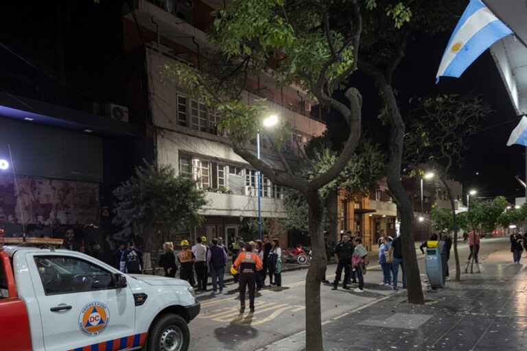 Qué encontraron los bomberos y cómo quedó el edificio tras la explosión en el microcento de Tucumán