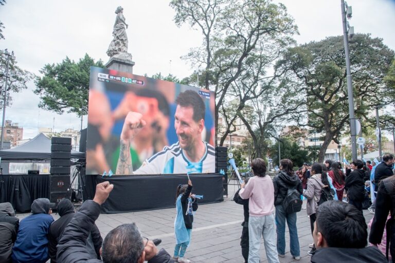 Punto Mundialista en la Plaza Temática: el microcentro tucumano se prepara para vivir la semifinal ante Inglaterra en pantalla gigante