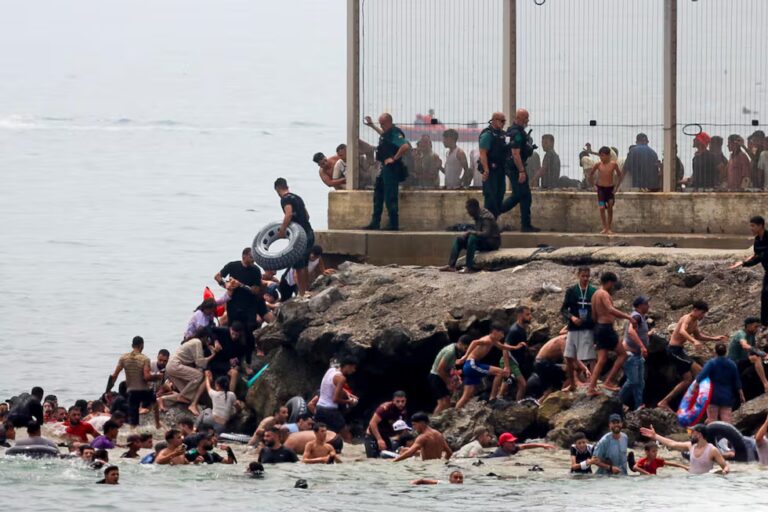 Por una decisión de la Justicia de España: En la mañana del jueves, entraron 200 marroquíes ilegales por minuto a Ceuta