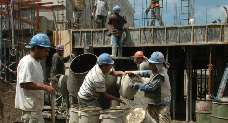 Cae la informalidad laboral en casi la mitad de los sectores privados tras medidas de desregulación y mayor fiscalización