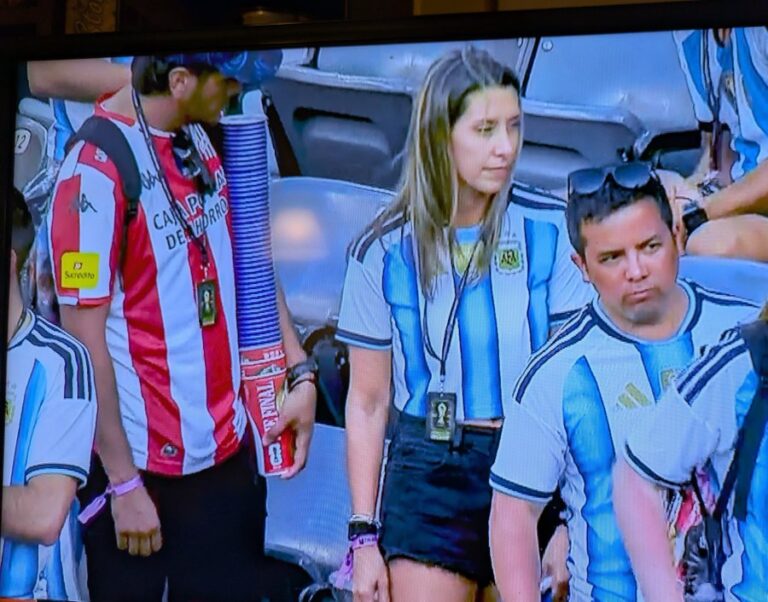 El tucumano que se hizo viral durante la final del Mundial: ¿Para qué juntaba vasos de la tribuna?