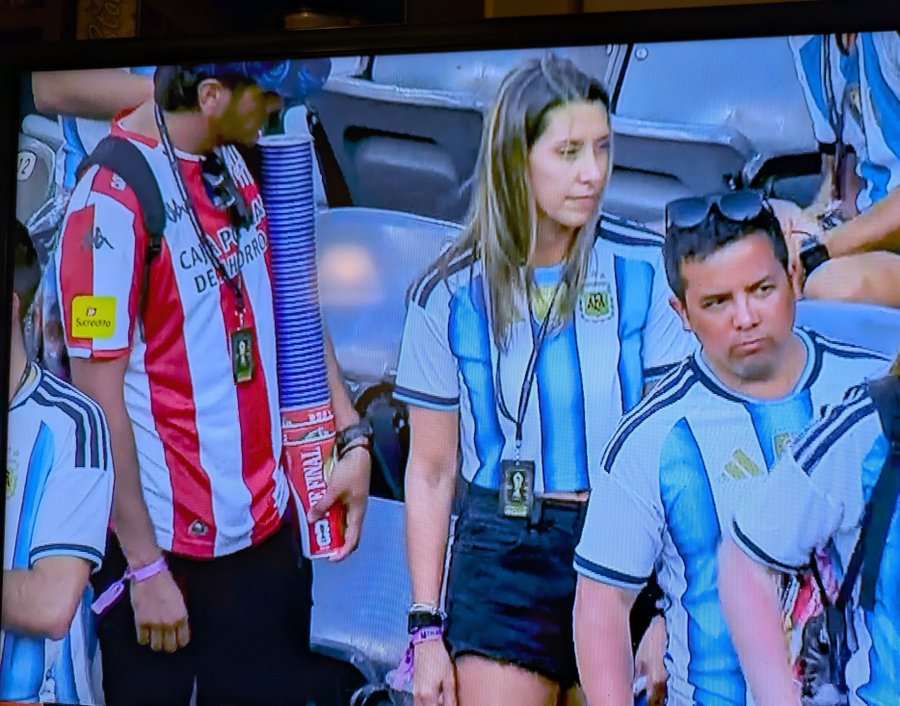 El tucumano que se hizo viral durante la final del Mundial: ¿Para qué juntaba vasos de la tribuna? - El