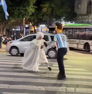 La pelea menos esperada: un video de Messi y la Reina Isabel enfrentándose en plena calle se volvió viral