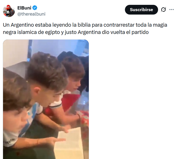 «Mística argentina»: se puso a leer la bilia en medio del partido contra Egipto y fue furor en las redes