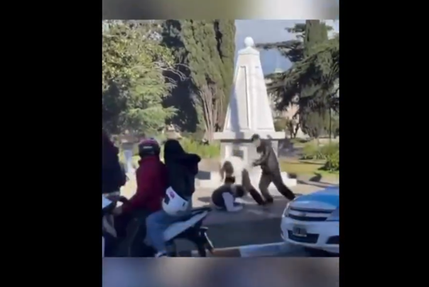 VIDEO: Asesinaron de un piedrazo en la cabeza a un hombre durante los festejos por el triunfo de la Selección