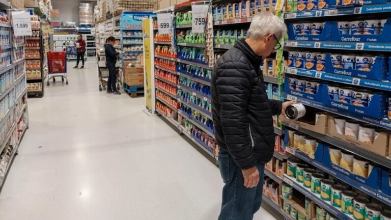 El desafío de llenar el changuito: el Gobierno negocia con los supermercados en medio de una caída histórica de las ventas