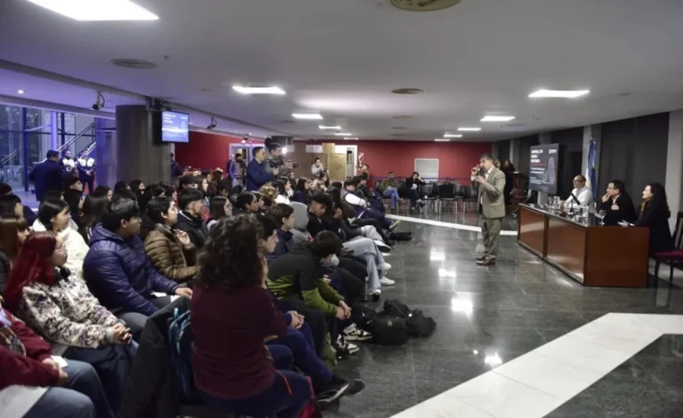 Estudiantes presentaron experiencias escolares sobre dictaduras y democracia en la Legislatura de Tucumán
