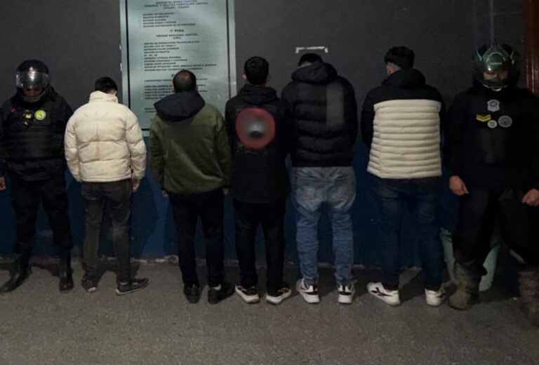 Apretón policial en «La Bombilla»: intentaron escapar tapándose la cara, atacaron a los agentes y cayeron con un arma cargada