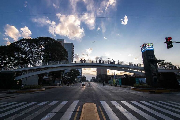 Colapso sanitario en Tucumán: la SAT advierte sobre un desmesurado salto poblacional en la avenida Mate de Luna y pide frenar nuevos edificios