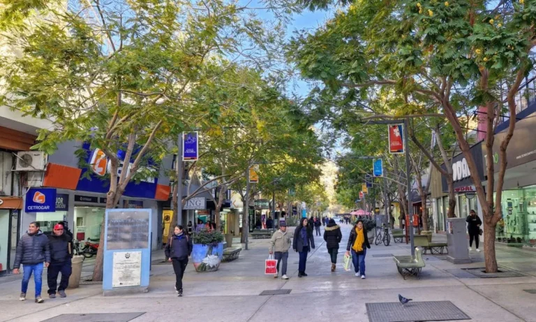 Viernes puente bajo régimen no laborable: el comercio abre sus puertas en el microcentro, pero no hay actividad bancaria ni administrativa