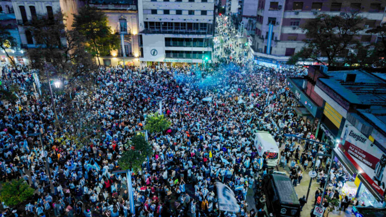 Marea celeste y blanca en Tucumán: una multitud copó la Plaza Independencia para celebrar el pase de Argentina a la final del Mundial 2026
